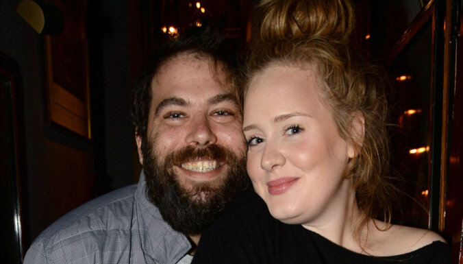 Popzvaigzne Adele pēc trīs gadiem laulībā oficiāli šķiras no vīra