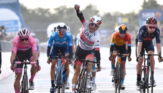 'Giro d'Italia' kopvērtējuma līderis Almeida finiša spurtā piekāpjas Ulisi
