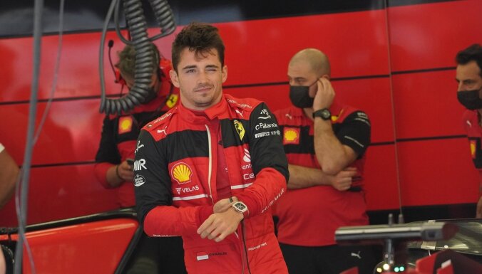 F-1 jaunās ēras sākums: Bahreinas kvalifikāciju izdaiļo 'Ferrari' un Verstapena cīņa