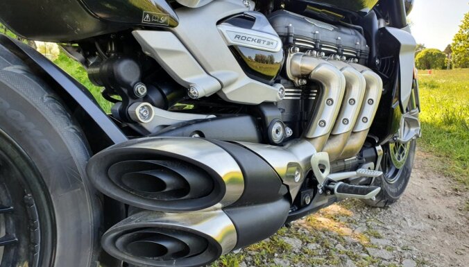 'Raķete' ar 2,5 litriem: 'Delfi' izmēģina sērijveida motociklu ar lielāko dzinēju pasaulē