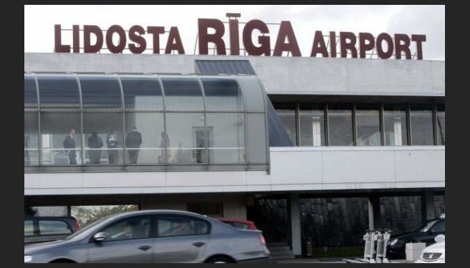 Pie lidostas 'Rīga' auto nāvējoši traumē gājēju