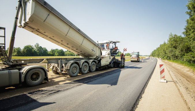 ФОТО: Ремонтируется дорога от Салдуса и до границы с Литвой