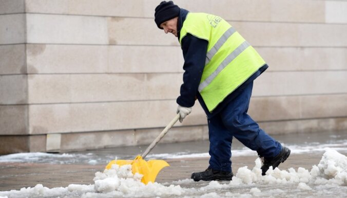 Sētnieku slimošanas dēļ var kavēties sniega šķūrēšana Rīgā