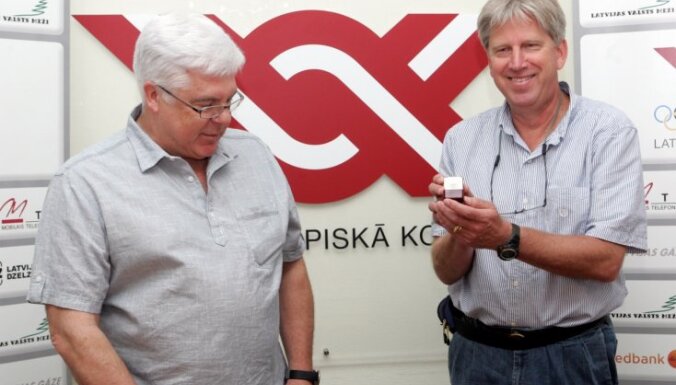 Olimpiskajam čempionam volejbolā Aldim Bērziņam pasniegta LOK Goda zīme