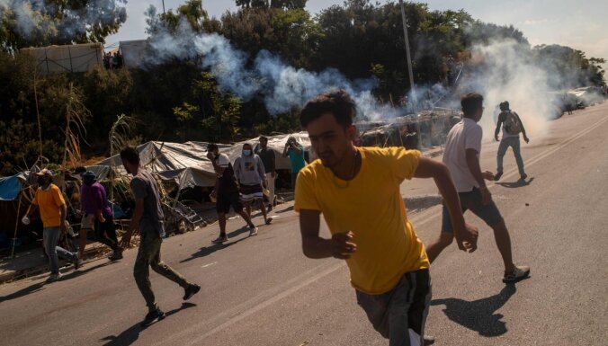 Grieķijas policija raida asaru gāzi pret protestējošiem migrantiem Lesbas salā