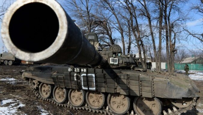 Krievija divos mēnešos Donbasā izvietojusi 200 tanku, 70 raķešu iekārtu 'Grad' un 45 bruņutransportierus