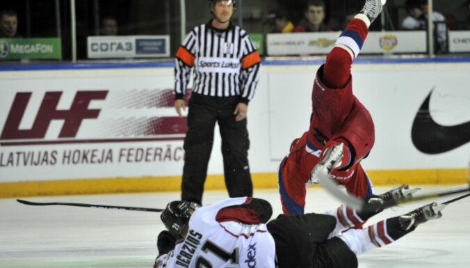 Foto: Latvijas hokejisti pieveic Krievijas otro izlasi