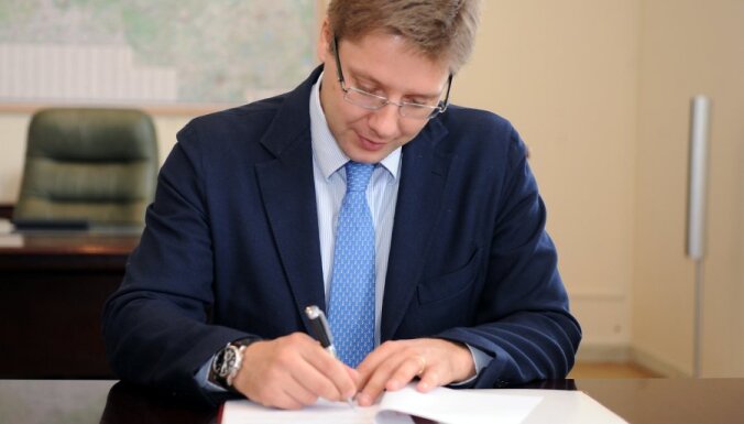 VARAM: vērtēt Ušakova parakstīšanos par Satversmes grozījumiem nav ministrijas kompetencē