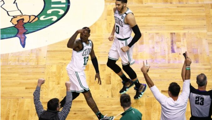 'Celtics' fantastiskā NBA 'play-off' mačā gūst uzvaru