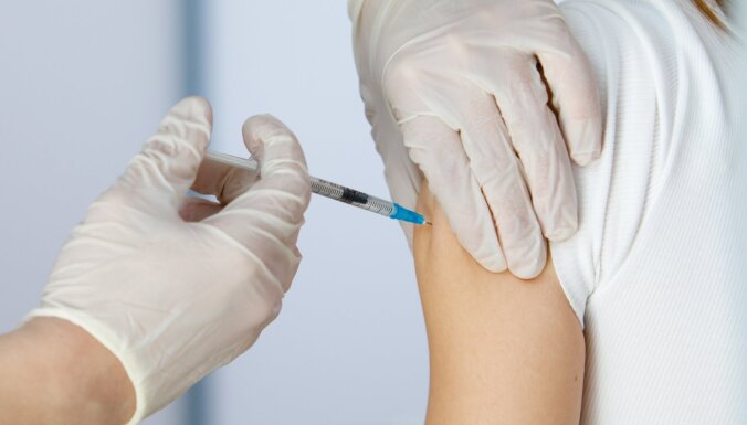 IVP rekomendē trešo Covid-19 vakcīnas devu saņemt cilvēkiem ar novājinātu veselību
