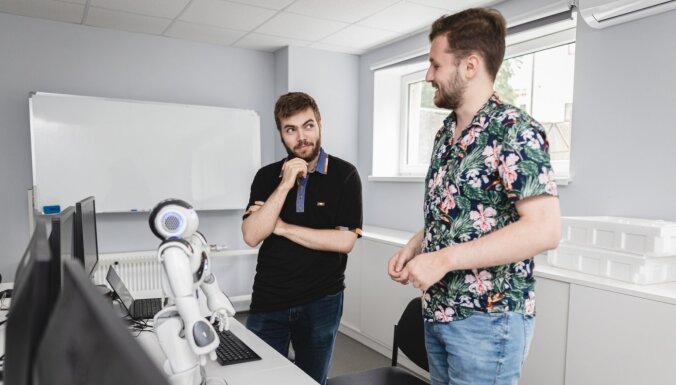 Pieredzes stāsts: kā studenti Andris un Nikolajs programmē skolotāju-robotu