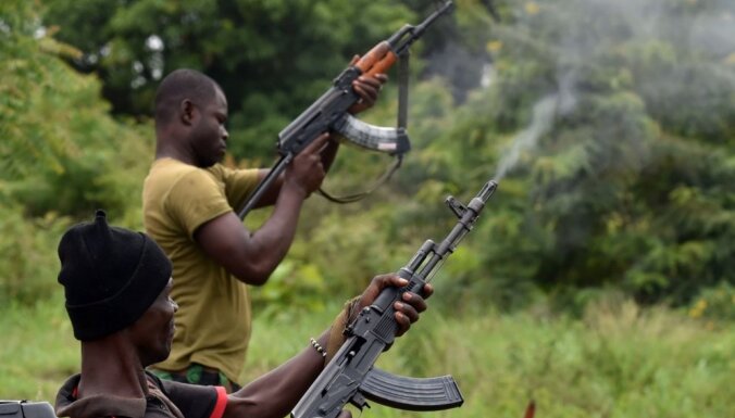 Sadumpojušies karavīri atklāj uguni Kotdivuāras lielākajās pilsētās