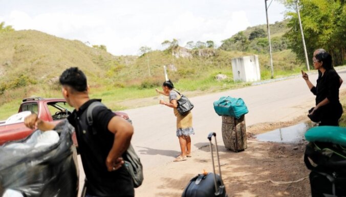 No Venecuēlas uz Kolumbiju aizbēguši vairāk nekā pusmiljons cilvēku