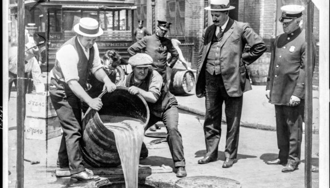Vēsturiski foto: Pirms 100 gadiem ASV pieņēma 'sauso likumu'