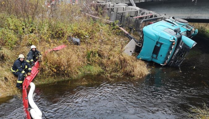 Traģiskā avārijā uz Bauskas šosejas kravas auto daļēji iegāzies Misas upē