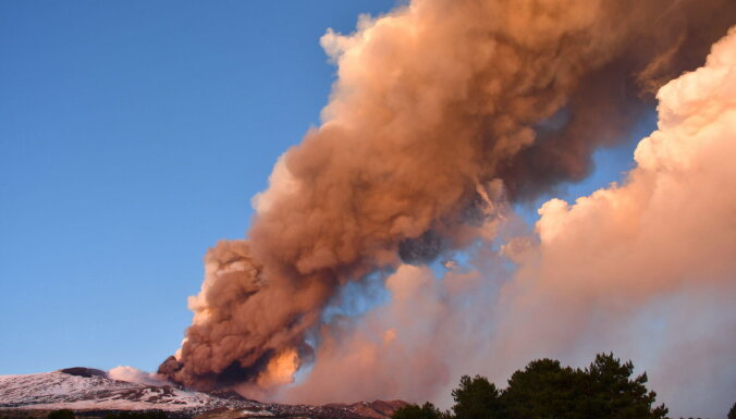 Etnas izvirduma dēļ Sicīlijā slēdz Katānijas lidostu