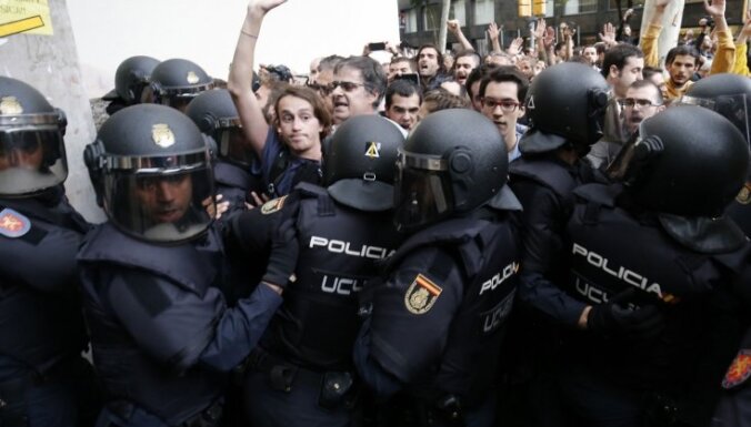Spānijas valdības pārstāvis kritizē Katalonijas policiju par nepietiekamo rīcību