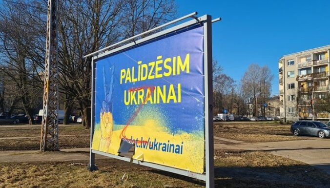 Rīgā uz plakāta Ukrainas atbalstam uzzīmēts 'Z' burts; policija sākusi pārbaudi