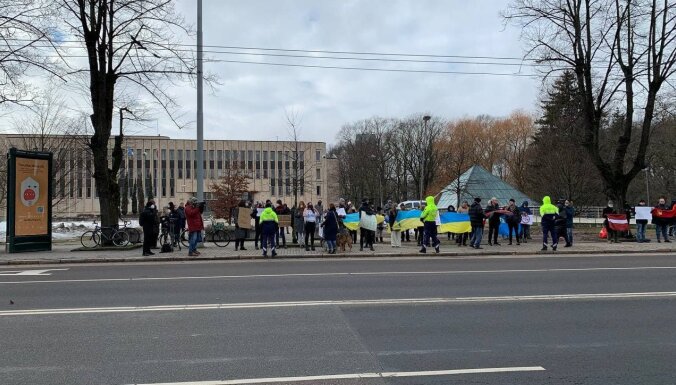 ФОТО. У посольства России в Риге собрались протестующие, чтобы поддержать Украину