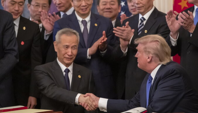 ASV un Ķīna paraksta 'pirmās fāzes' tirdzniecības vienošanos