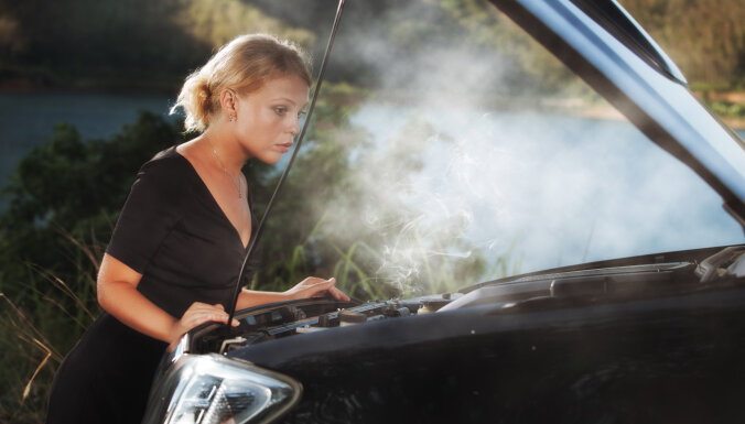 Sievietes vasarā veic rūpīgāku auto pārbaudi nekā vīrieši