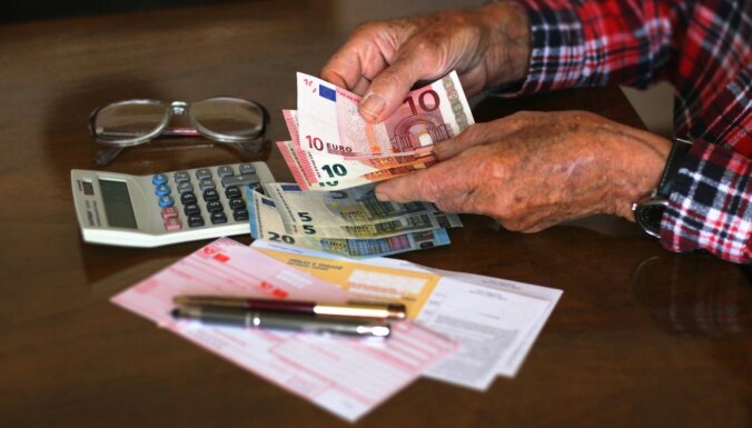 Vienreizēju krīzes laika 200 eiro pabalstu izmaksās arī izdienas pensionāriem ar invaliditāti