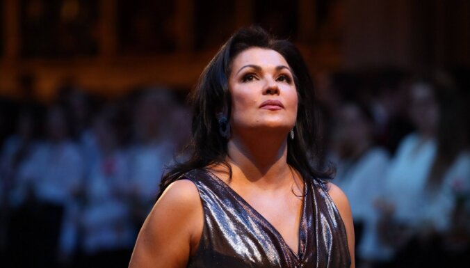 Krievu operas primadonna Anna Ņetrebko pārtrauc koncertdarbību