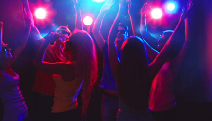 В Риге на съемном пентхаусе устроили нелегальный "ночной клуб" с билетами по 15 евро: задержано 47 человек