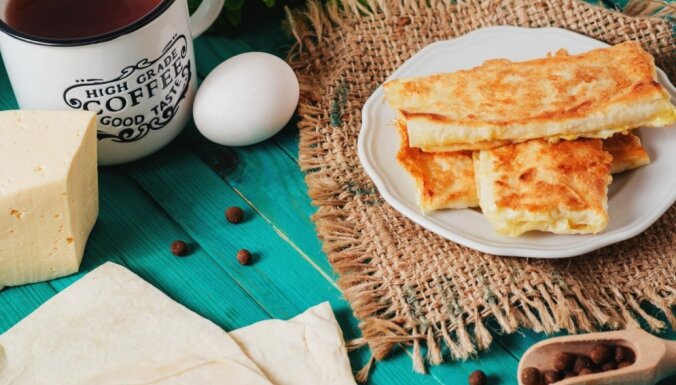 Ātras brokastis vai ballīšu uzkoda: pannā cepti rullīši ar šķiņķi un sieru