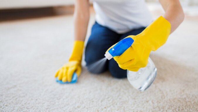 Lai tīrs gada garumā: kā mājas apstākļos pareizi tīrīt paklāju