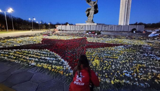 ФОТО: Волонтеры 9maijs.lv за ночь сложили из цветов звезду у подножия памятника в Риге
