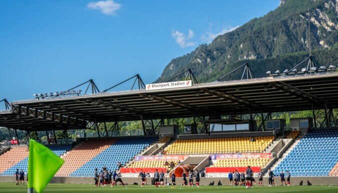 Foto: Latvijas izlase iemēģina gleznaino Lihtenšteinas stadionu