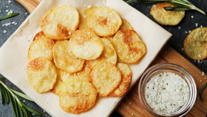 Хрустим и не грустим: как приготовить картофельные чипсы у себя на кухне