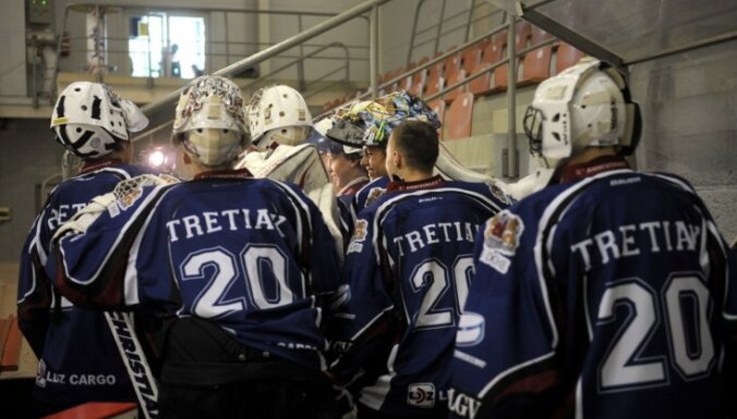 Foto: Jaunie hokeja vārtsargi mācās pie leģendārā Tretjaka