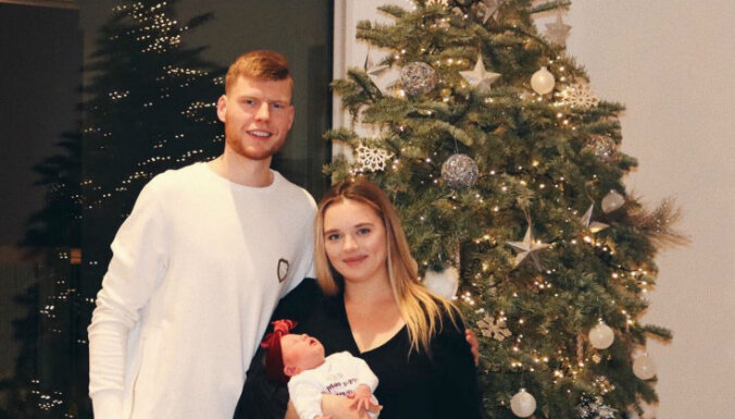 ФОТО: Латвийский баскетболист Давис Бертанс показал новорожденную дочь