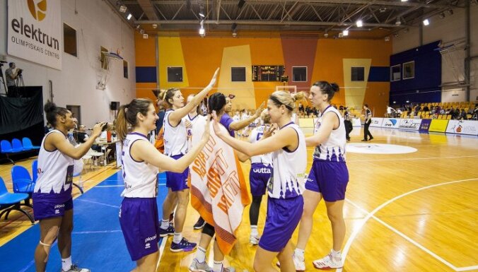 Foto: 'TTT Rīga' basketbolistes ceturto gadu pēc kārtas triumfē apvienotajā čempionātā