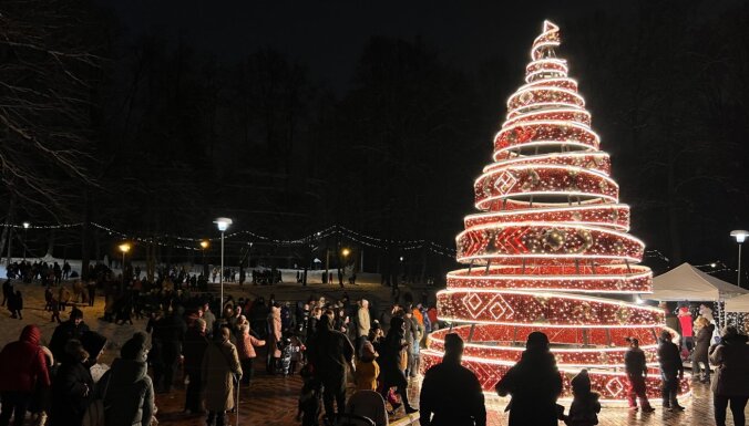 ФОТО. Рождественская елка в Лиелварде в этом году повторяет узоры Лиелвардского пояса