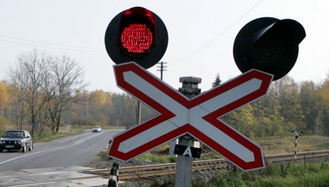 Под Елгавой автомобиль столкнулся с поездом: движение в обе стороны восстановлено