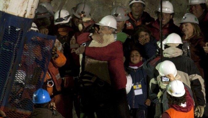 Чилийских шахтеров поднимают на поверхность