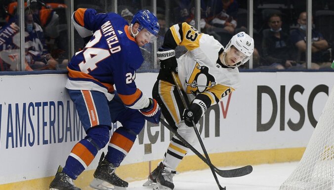 Bļugera virknējums spēles galotnē izrauj 'Penguins' otro 'play-off' uzvaru