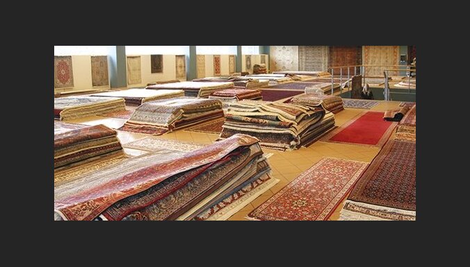 Жители извлекают выгоду из принудительной распродажи восточных ковров в Риге