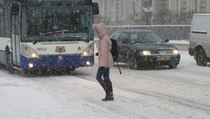 Из-за снегопада автобусы и троллейбусы в Риге опаздывают на полчаса