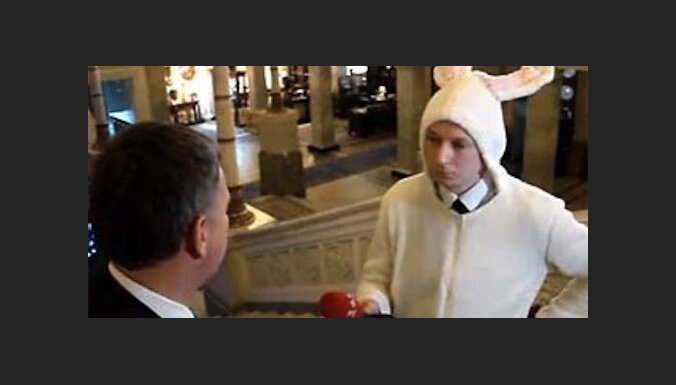 Из Верховной Рады не смогли выгнать журналиста в костюме зайца