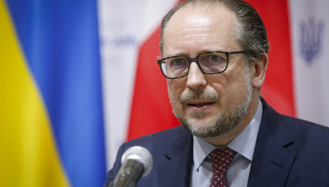 Глава МИД Австрии раскритиковал вывод сотрудников посольств из Украины