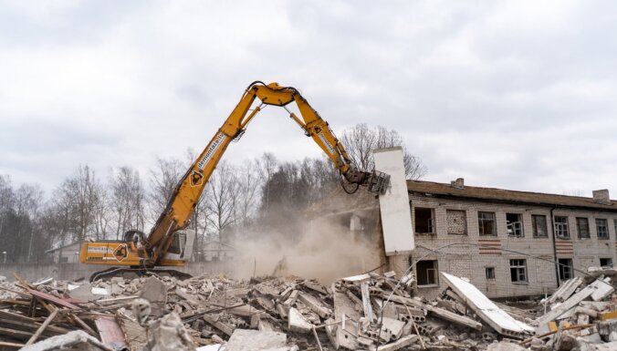 ФОТО: начат демонтаж зданий Шкиротавской тюрьмы под строительство завода Grindeks