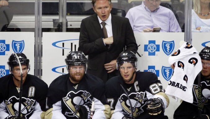Pittsburgh Penguins head coach Mike Johnston behind Sidney Crosby and Phil Kessel