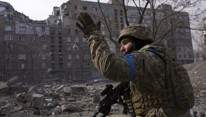 Aplenktie karavīri Mariupolē joprojām notur savas pozīcijas, norāda Zelenskis