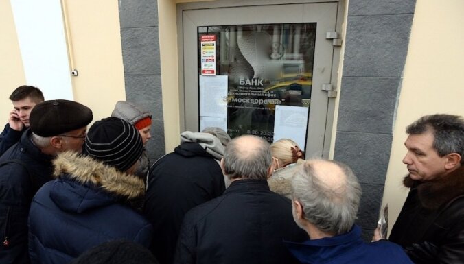 Ar Antonovu saistītā 'Investbank' Krievijā zaudē licenci; noguldītāji laužas bankā