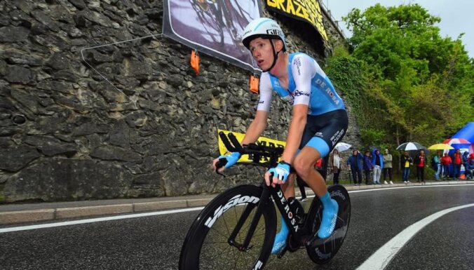 Neilands piedalās atrāvienā 'Giro d'Italia' posmā; uzvara Iļnuram Zakarinam