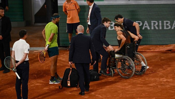 Emocionāli kadri: Zverevs ratiņkrēslā atstāj 'Roland Garros' centrālo kortu